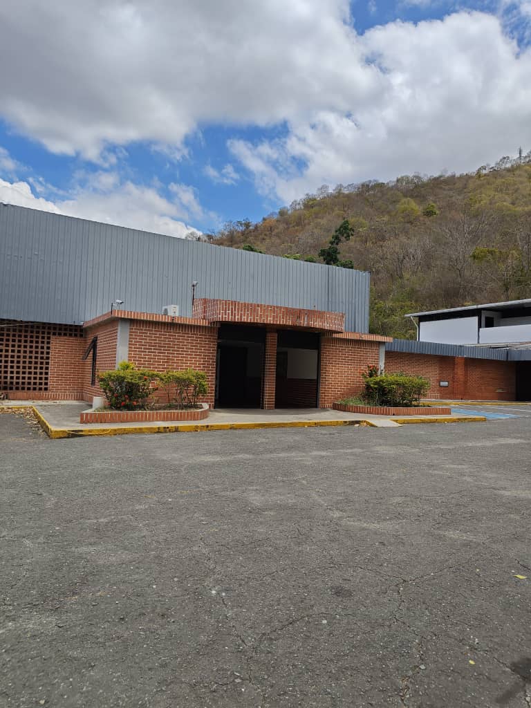 Fachada con áreas ajardinadas